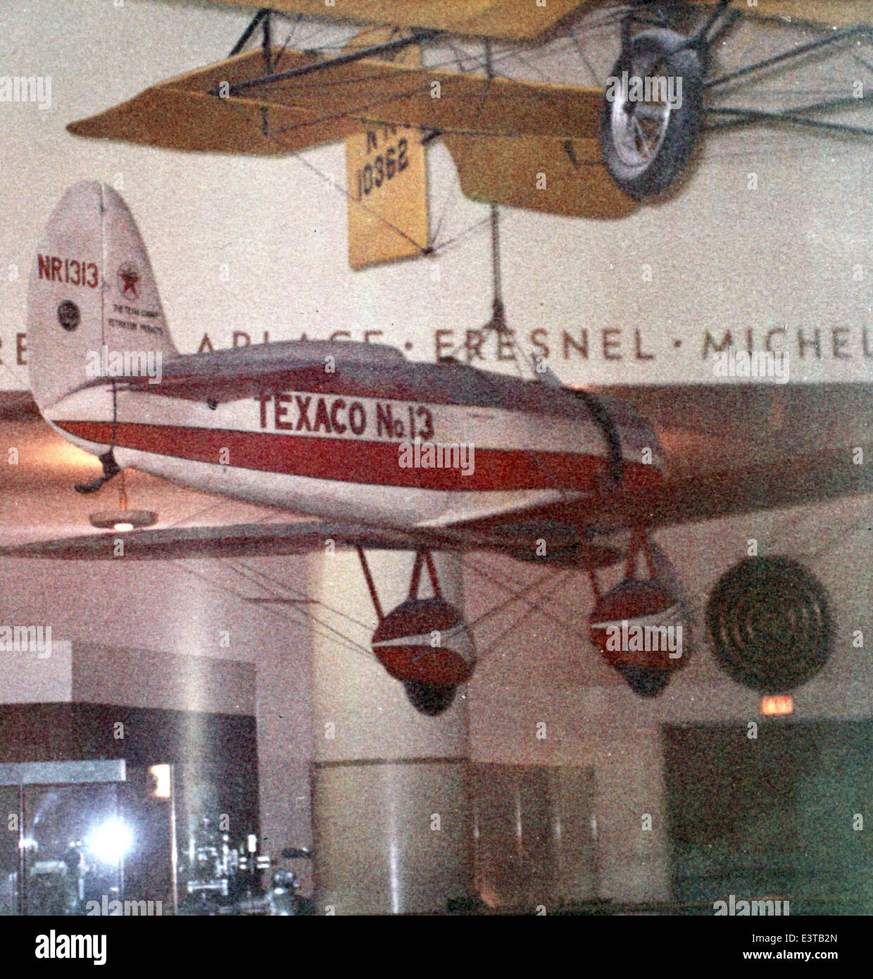La Charles M. Daniels Collection include immagini di piloti e aerei da corsa, in particolare il J-6 Whirlwind, utilizzato nelle prime gare aeree. Queste immagini mettono in evidenza la natura competitiva dell'aviazione e lo sviluppo degli aerei da corsa. Foto Stock