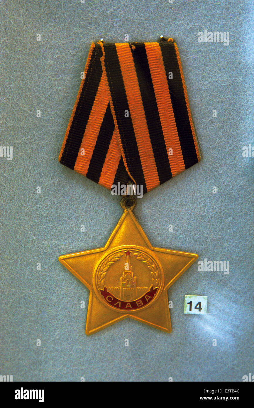 Ordine di gloria. Di prima classe. Sovietica decorazione militare visto nel Museo dell'esercito a Praga, Repubblica Ceca. Foto Stock