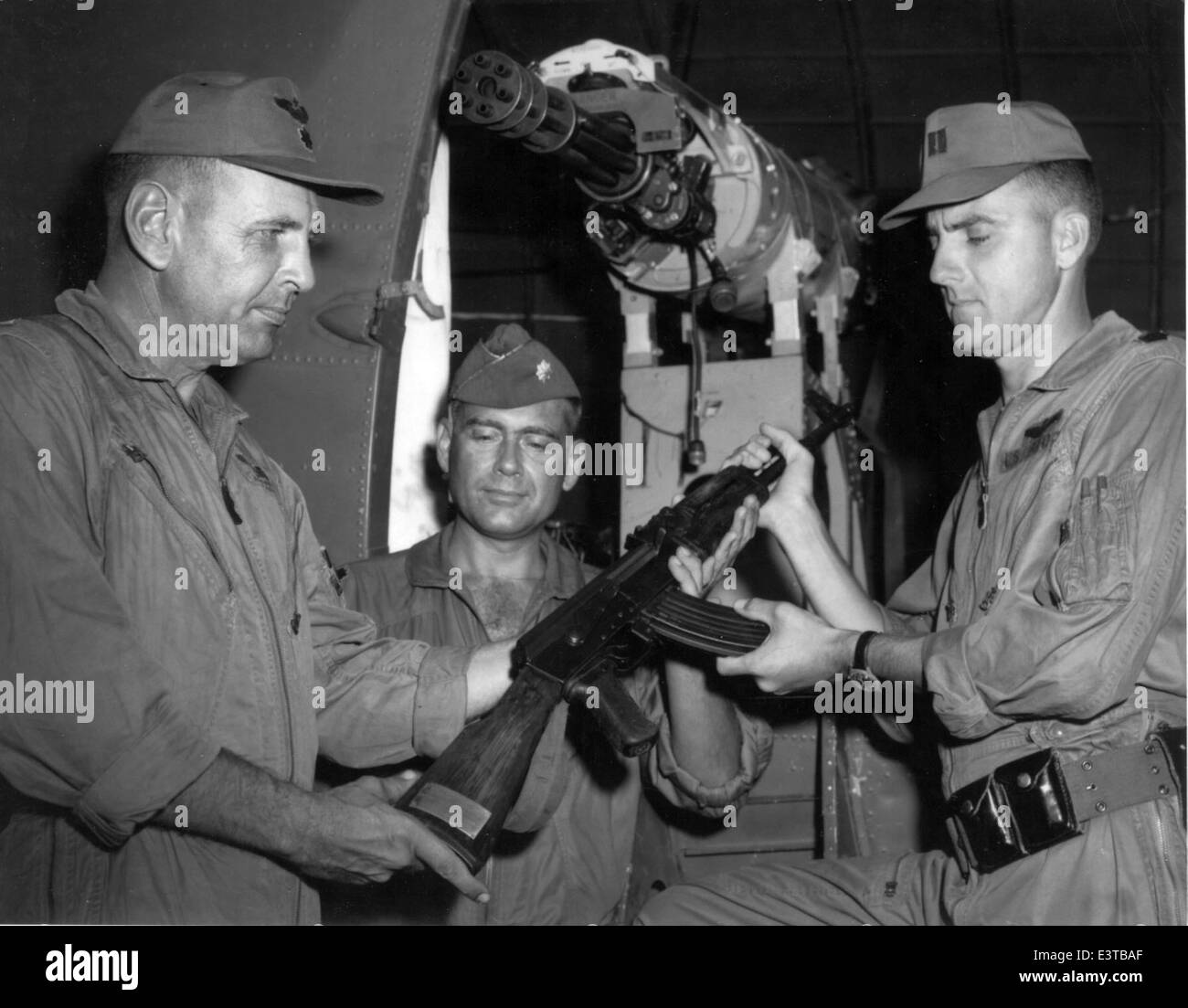 Il Douglas AC-47D era un aereo da trasporto C-47 modificato equipaggiato con mini-cannoni e utilizzato per missioni di supporto aereo ravvicinato. L'aereo venne utilizzato nel sud-est asiatico, comprese le operazioni durante la guerra del Vietnam. Foto Stock