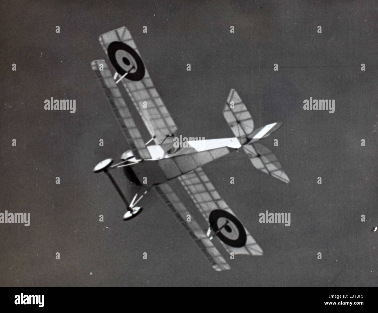 Il Nieuport 11 era un biplano francese utilizzato durante la prima guerra mondiale, noto per la sua agilità e velocità, fu uno dei caccia di maggior successo del suo tempo. L'aereo giocò un ruolo chiave nel combattimento aereo ed era il preferito di molti piloti alleati durante la guerra. Foto Stock