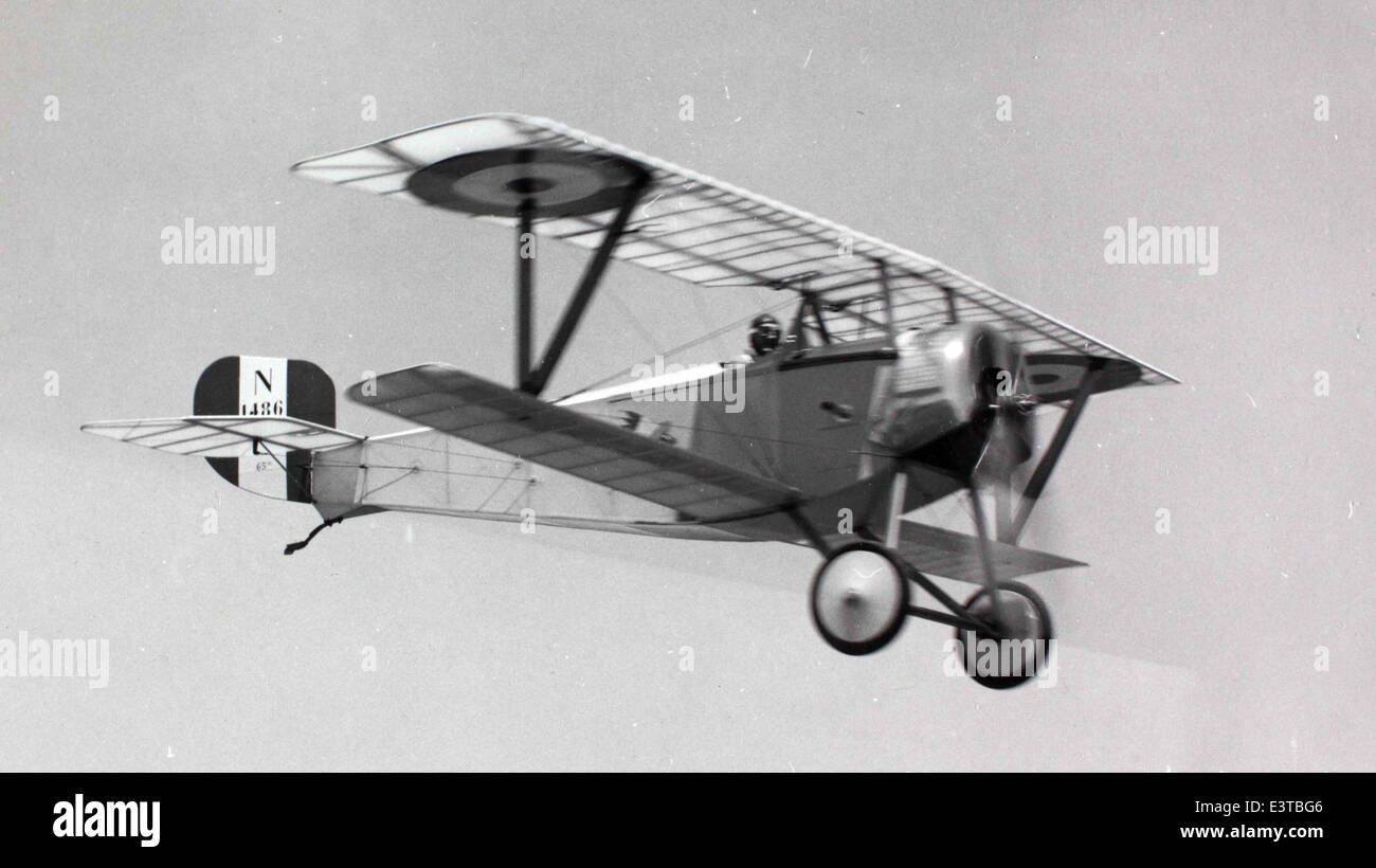Il Nieuport 11, noto anche come Bébé, era un aereo da caccia biplano francese utilizzato durante la prima guerra mondiale. Il Nieuport 11 giocò un ruolo cruciale nelle prime fasi della guerra, servendo come combattente primario per le forze francesi e alleate. Foto Stock