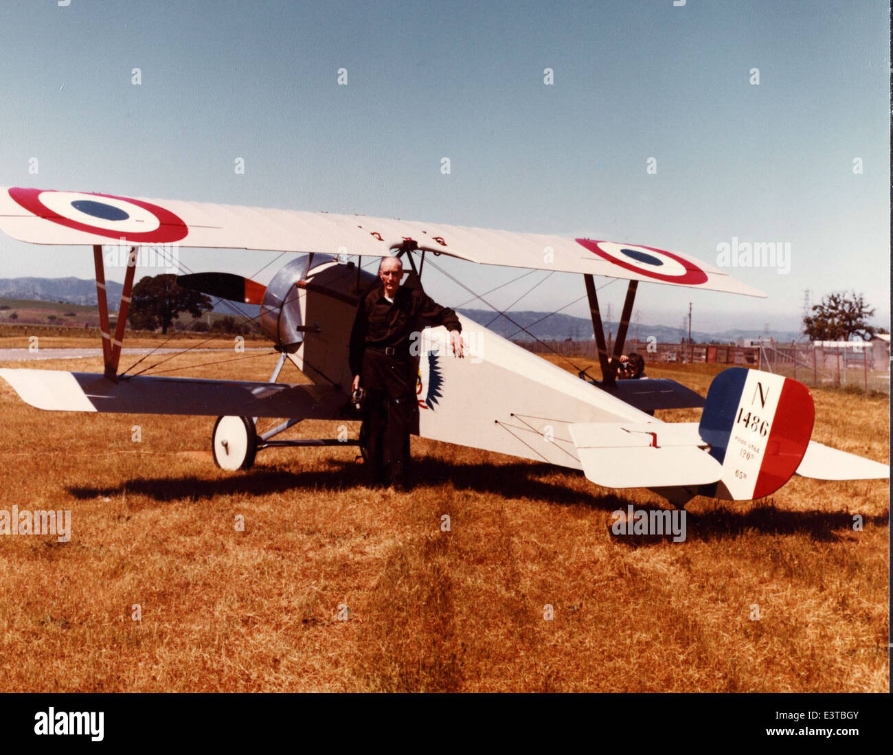Il Nieuport 11, un aereo da caccia francese utilizzato durante la prima guerra mondiale, fu uno dei primi progetti efficaci di sesquiplano. Era noto per la sua agilità e giocò un ruolo significativo nei primi combattimenti aerei, in particolare nelle mani dei piloti francesi durante la guerra. Foto Stock