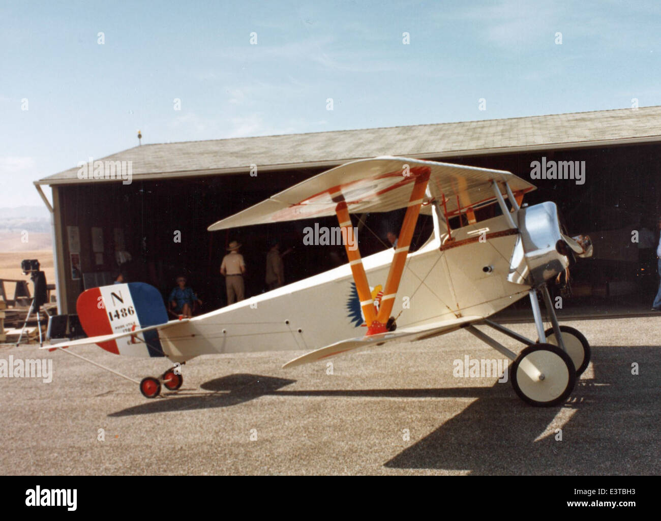 Il Nieuport 11 era un biplano da caccia francese della prima guerra mondiale, noto per il suo design distintivo e la sua struttura leggera. Fu molto efficace in combattimento durante la guerra, in particolare nel combattimento aria-aria, e fu utilizzato da diverse nazioni durante e dopo la guerra. Il Nieuport 11 giocò un ruolo significativo nell'evoluzione dell'aviazione. Foto Stock