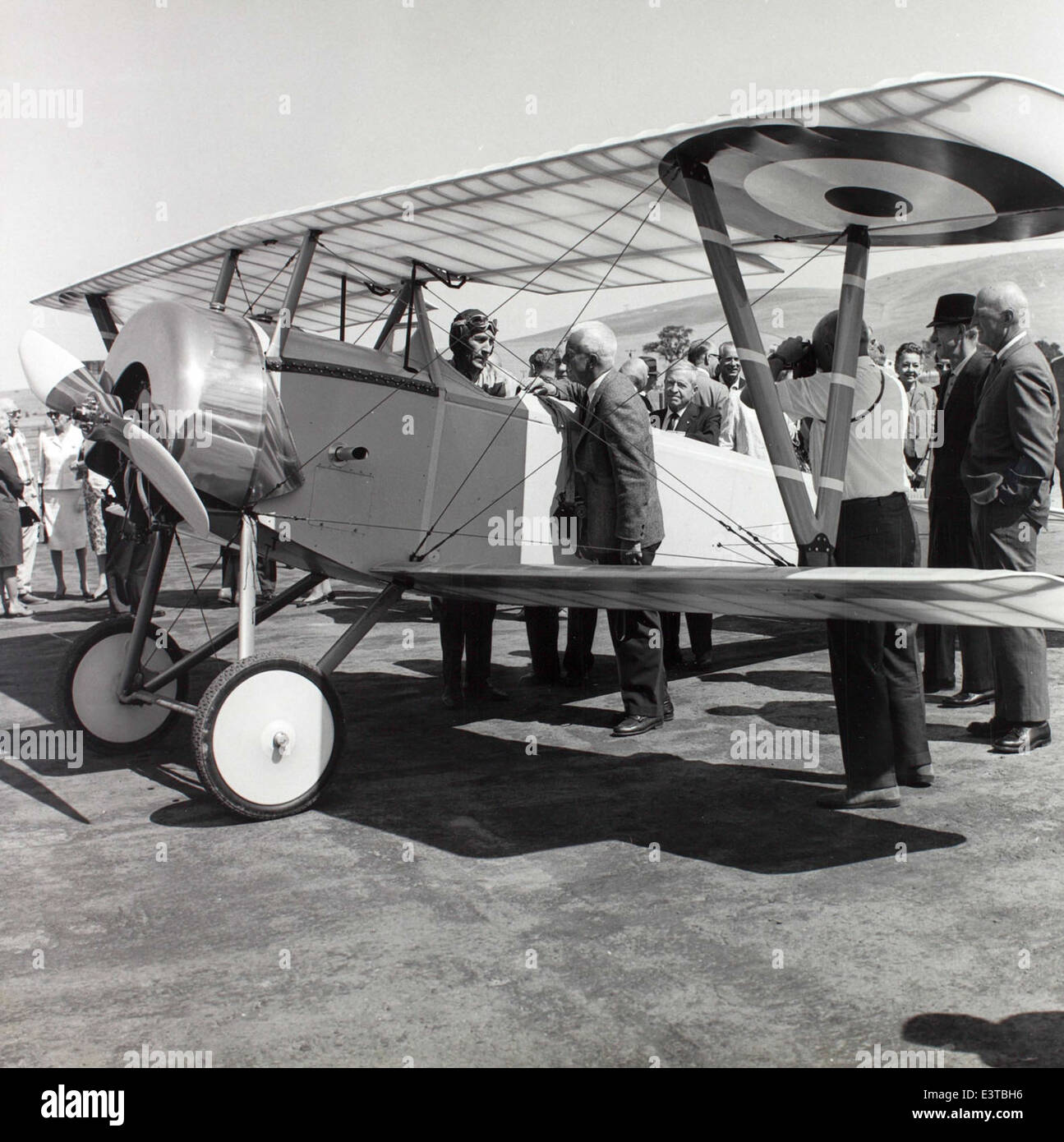 Il Nieuport 11, noto anche come «Bébé», era un caccia francese della prima guerra mondiale. Questo biplano leggero era rinomato per la sua agilità e giocò un ruolo chiave nei primi combattimenti aerei, diventando uno dei preferiti tra i piloti francesi durante la guerra. Foto Stock