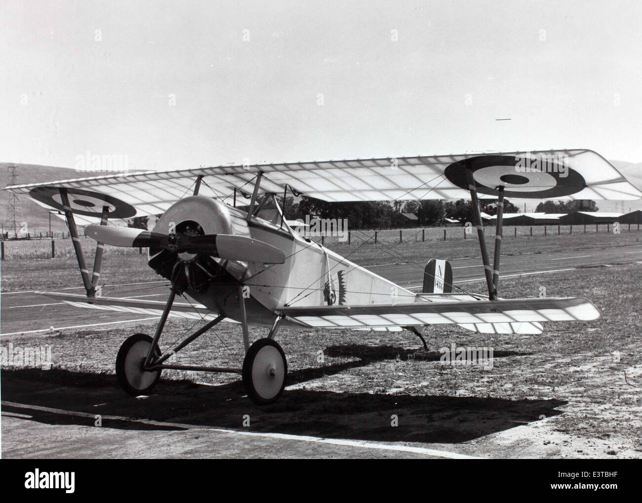 Il Nieuport 11, spesso indicato come "Bebe", era un caccia monoposto francese utilizzato durante la prima guerra mondiale. Noto per la sua manovrabilità e il suo design leggero, fu uno dei primi caccia di successo nella guerra. Foto Stock