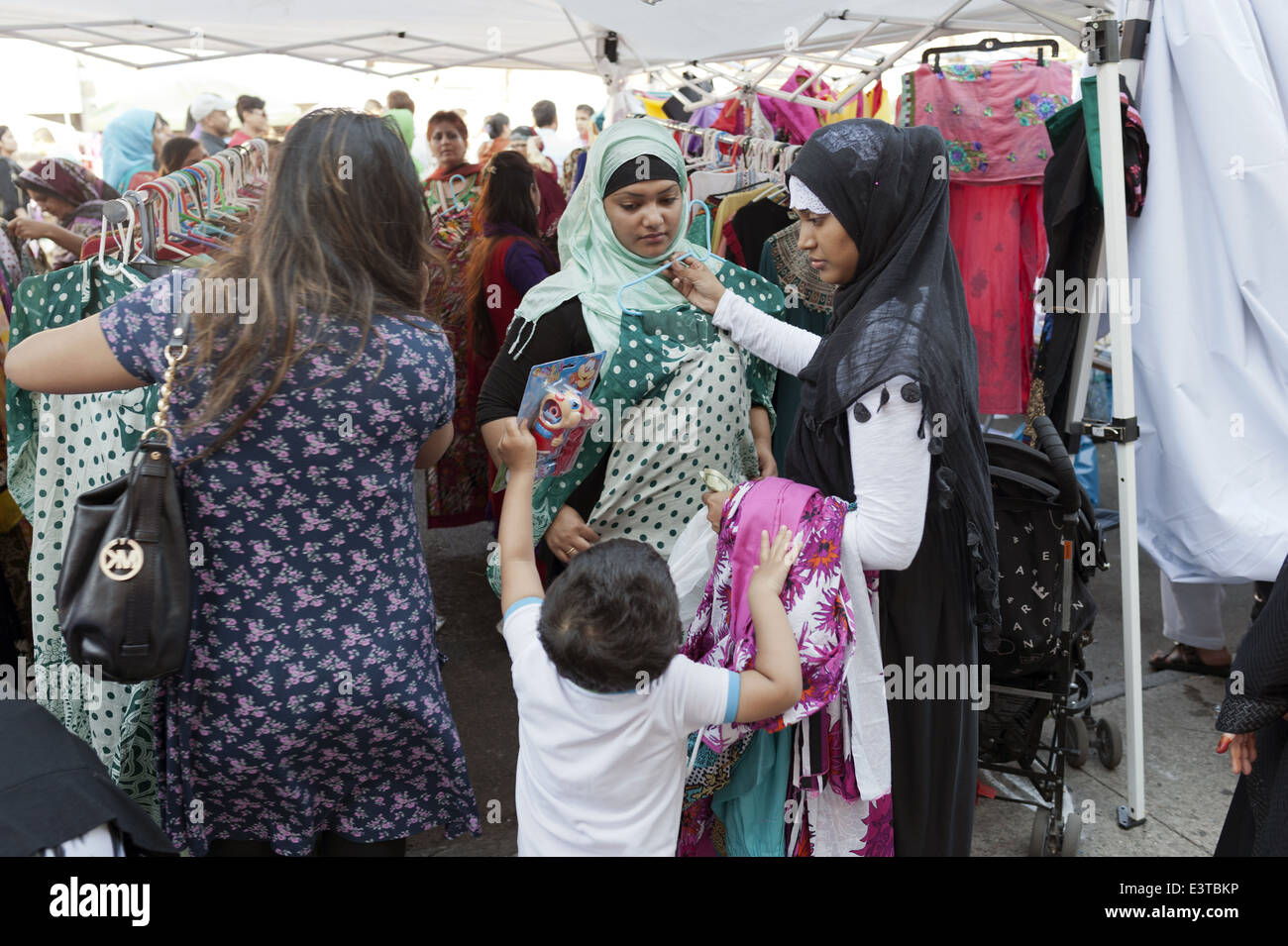 Donne shopping presso fiera di strada in 'Piccolo Bangladesh " nella sezione di Kensington di Brooklyn, NY, 2014. Foto Stock