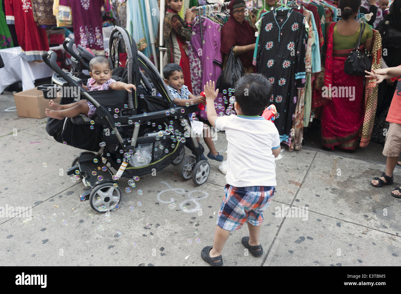 I ragazzi hanno bubblegun lotta alla fiera di strada in 'Piccolo Bangladesh " nella sezione di Kensington di Brooklyn, NY, 2014. Foto Stock