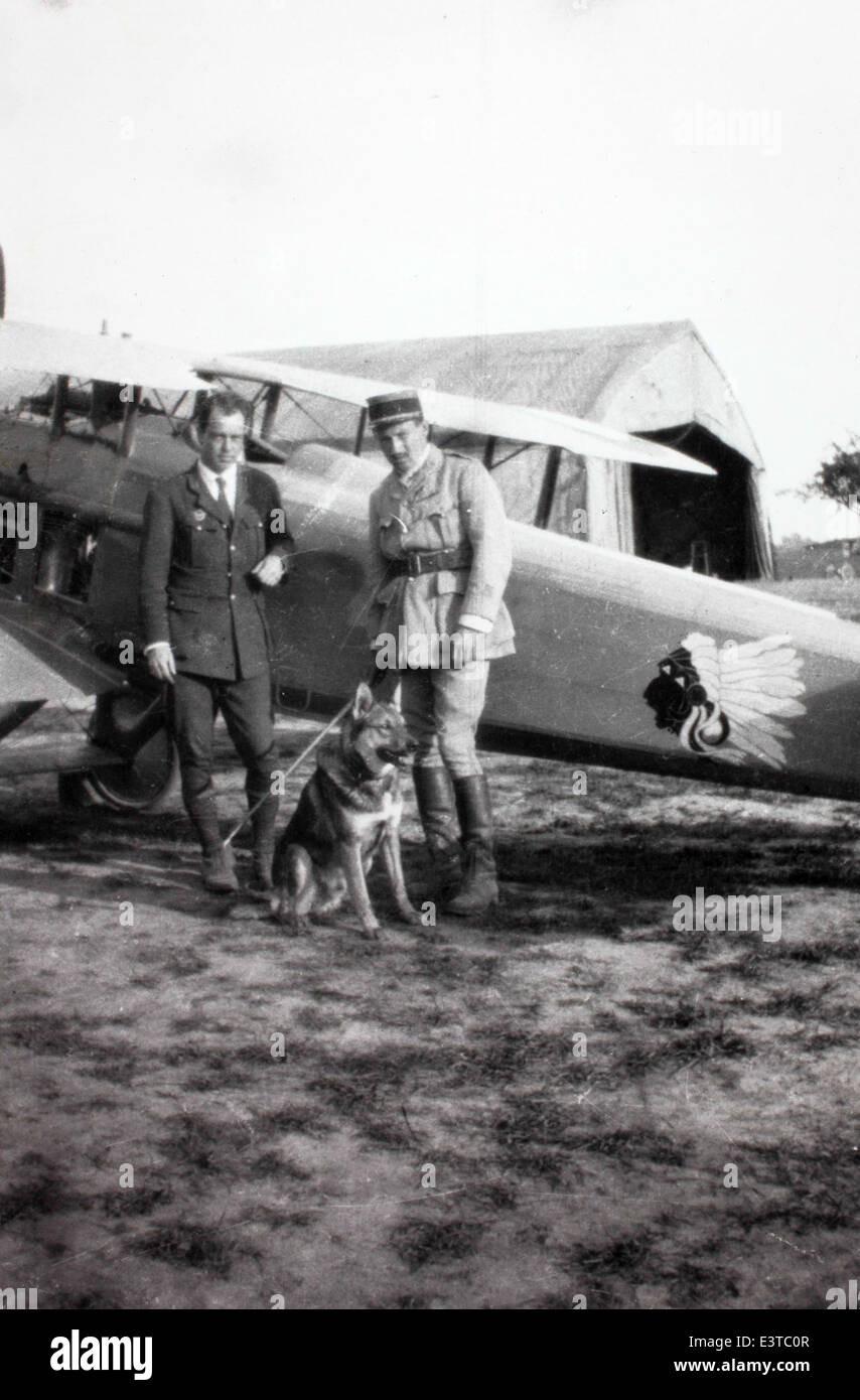 La Lafayette Escadrille era un gruppo di piloti volontari americani che hanno combattuto per la Francia durante la prima guerra mondiale. Questa immagine, con individui non identificati, rappresenta il loro contributo alla storia dell'aviazione come parte del servizio aereo francese. Foto Stock