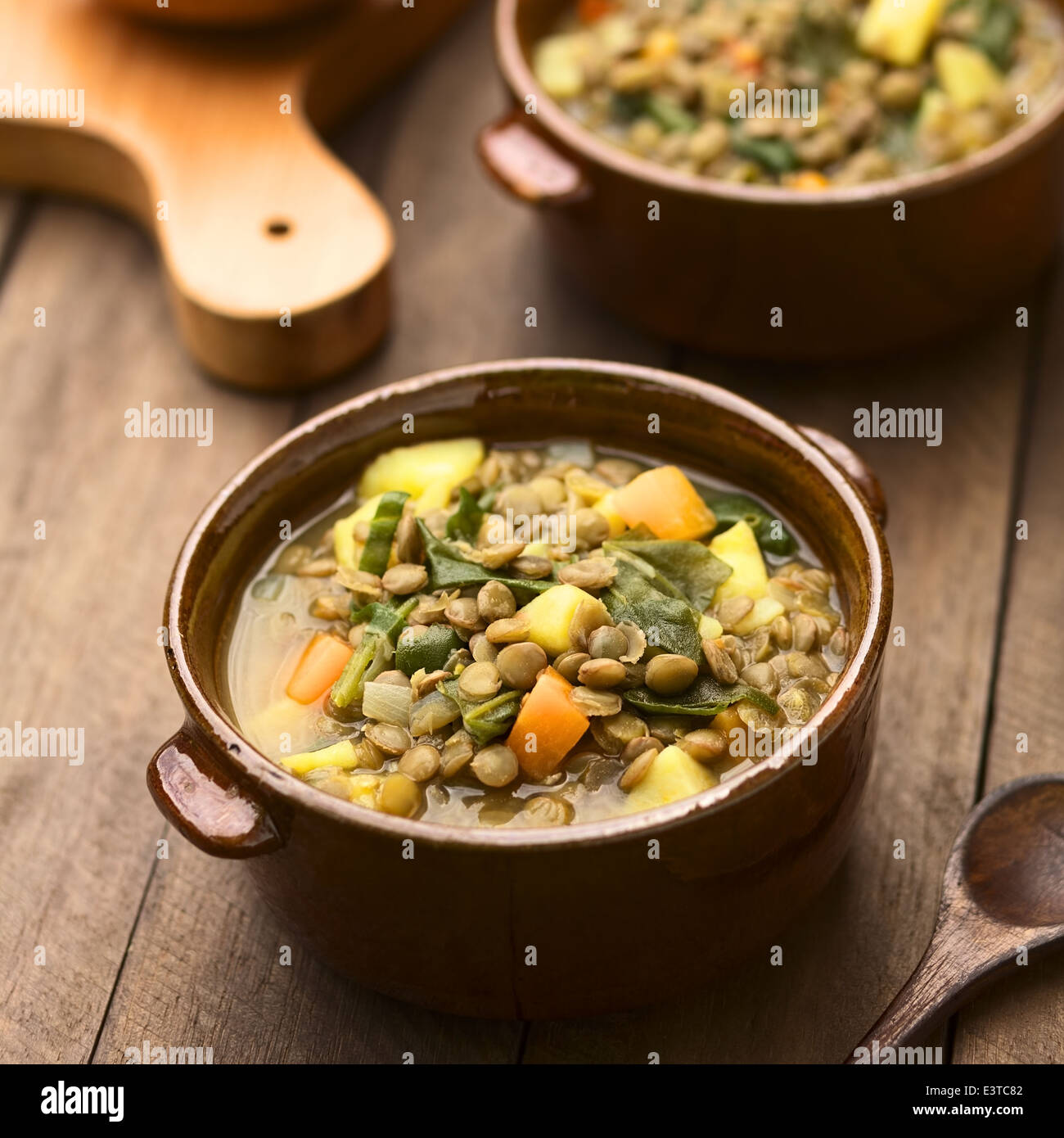 Vegetariano zuppa di lenticchie, spinaci, la patata, la carota e la cipolla è servita in marrone scuro bocce Foto Stock