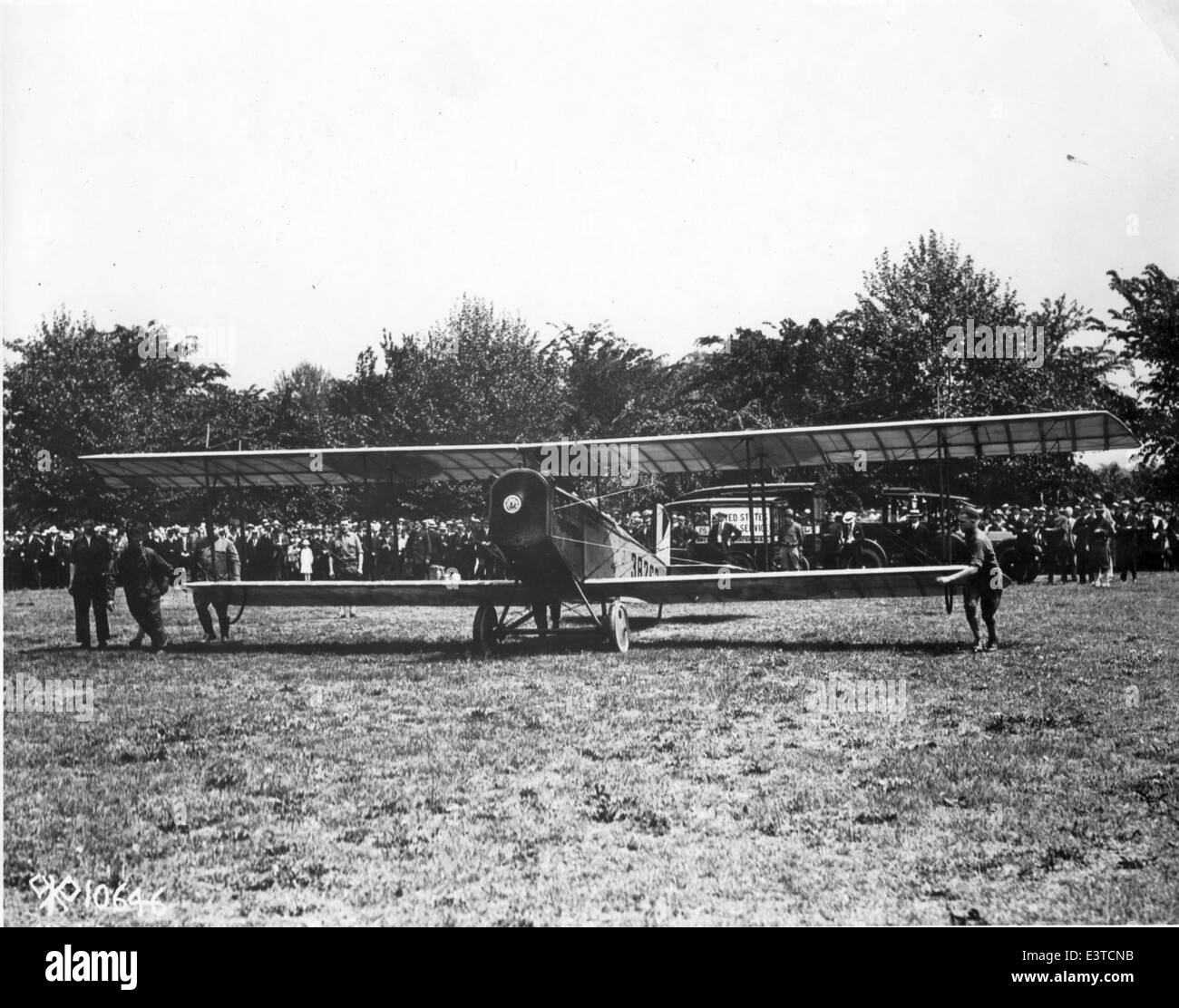 Il Curtiss JN-4, pilotato dalla Reuben Fleet, divenne famoso per il suo ruolo nel primo servizio di posta aerea statunitense. Nel 1918, questo aereo aiutò a stabilire la prima rotta di posta aerea di linea tra Washington, D.C. e New York City. Il JN-4, noto come "Jenny", fu una parte fondamentale della storia dell'aviazione negli Stati Uniti. Foto Stock