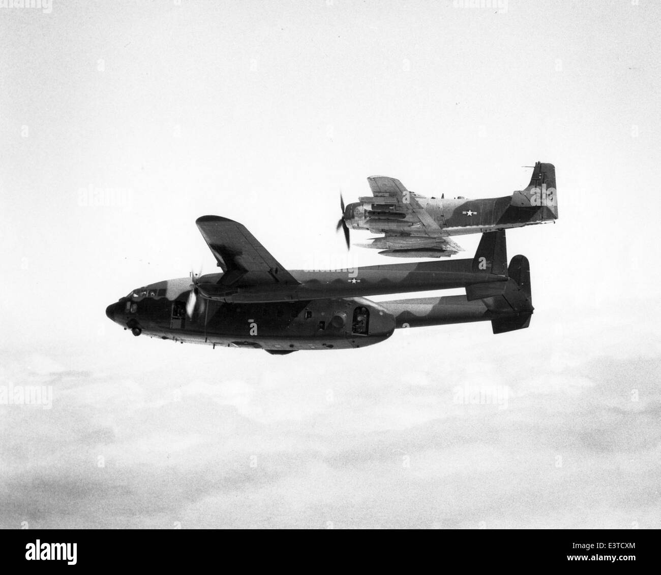 Fairchild AC-119K Stinger Gunship, numero di serie 53-8121, presso Elmendorf Air Force base, Alaska, 24 ottobre 1969. Un altro AC-119K, numero di serie 53-7826, è visibile in background. Foto Stock