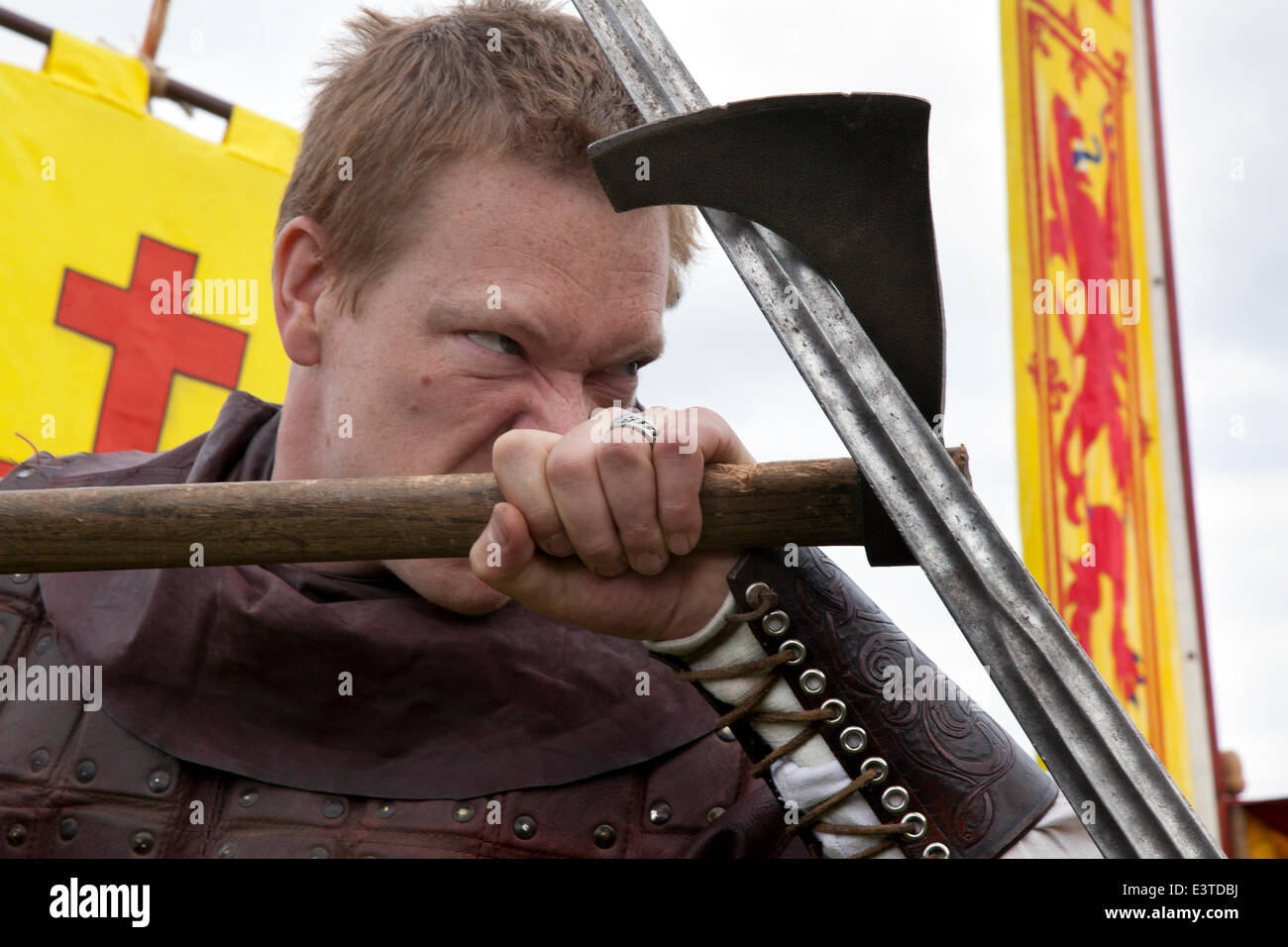 Stirling 28 Giugno, 2014. Mark Donaldson nella Battaglia di Bannockburn rievocazione. Migliaia di persone hanno girato fuori per un fine settimana di rievocazioni storiche e di svaghi. La battaglia è stata una vittoria scozzese nella prima guerra di indipendenza scozzese. Il Castello di Stirling, un Royal Scots fortezza, occupata dall'inglese, era sotto assedio da parte dell esercito scozzese. Edward II d'Inghilterra assemblata una forza per alleviare la quale non è riuscita e il suo esercito fu sconfitto in battaglia da un piccolo esercito comandato da Robert the Bruce di Scozia. Foto Stock