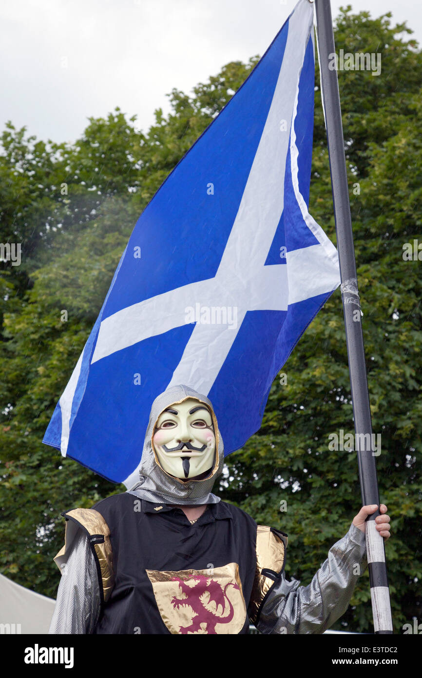 Stirling 28 Giugno, 2014. Mark Donaldson nella Battaglia di Bannockburn rievocazione. Migliaia di persone hanno girato fuori per un fine settimana di rievocazioni storiche e di svaghi. La battaglia è stata una vittoria scozzese nella prima guerra di indipendenza scozzese. Il Castello di Stirling, un Royal Scots fortezza, occupata dall'inglese, era sotto assedio da parte dell esercito scozzese. Edward II d'Inghilterra assemblata una forza per alleviare la quale non è riuscita e il suo esercito fu sconfitto in battaglia da un piccolo esercito comandato da Robert the Bruce di Scozia. Foto Stock