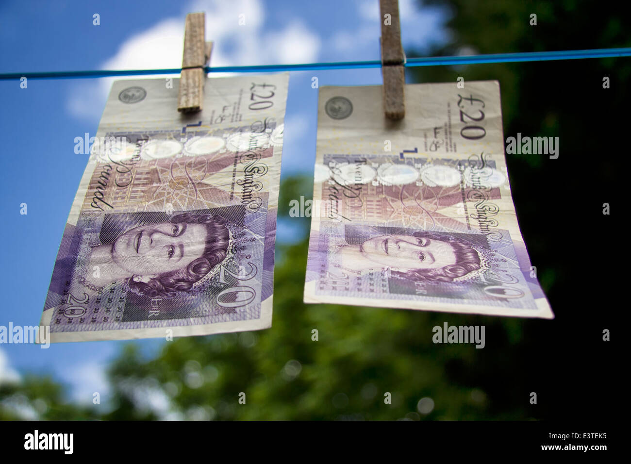 Due sterlina inglese venti pound note ancorato su una linea di lavaggio Foto Stock