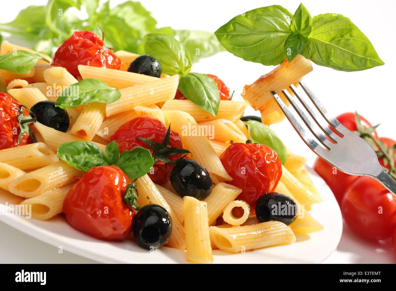 Pasta con pomodorini e olive Foto Stock