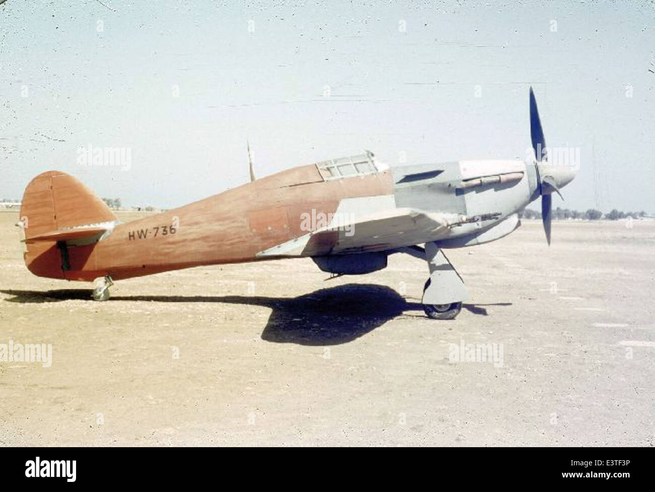 L'Hawker Hurricane II, con il numero di serie HW736, faceva parte dell'aeronautica militare francese durante la seconda guerra mondiale. Questo aereo, pilotato da Jack Canary, giocò un ruolo chiave nelle battaglie aeree dell'epoca. Noto per la sua agilità e durata, l'uragano fu una parte vitale degli sforzi degli Alleati contro le forze dell'asse. Foto Stock