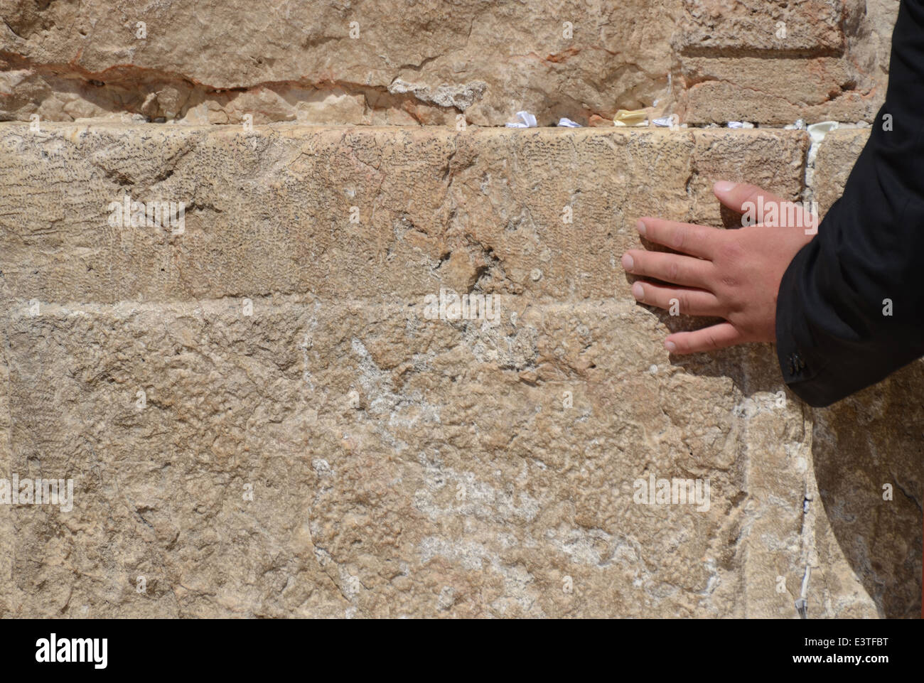 Israele, Gerusalemme la città vecchia, una mano accarezza gentilmente il Muro del Pianto modello di rilascio disponibili Foto Stock