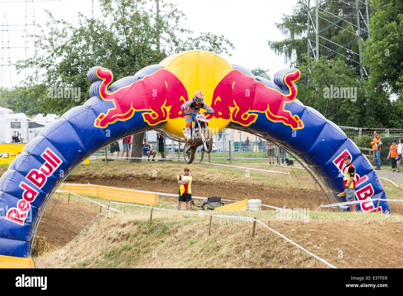 Aichwald, Germania. Il 27 giugno, 2014. Motocross MX ADAC Masters 2014 con ' RED BULL' sponsor. Il pilota di Motocross sono jumping attraverso il " Red Bull' arch Credito: mezzatinta alamy/Alamy Live News Foto Stock