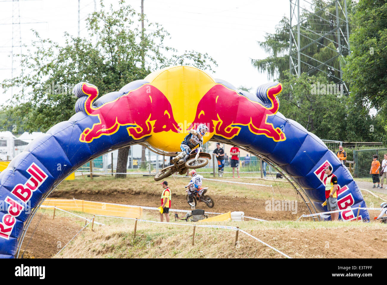 Aichwald, Germania. Il 27 giugno, 2014. Motocross MX ADAC Masters 2014 con ' RED BULL' sponsor. Il pilota di Motocross sono jumping attraverso il " Red Bull' arch Credito: mezzatinta alamy/Alamy Live News Foto Stock