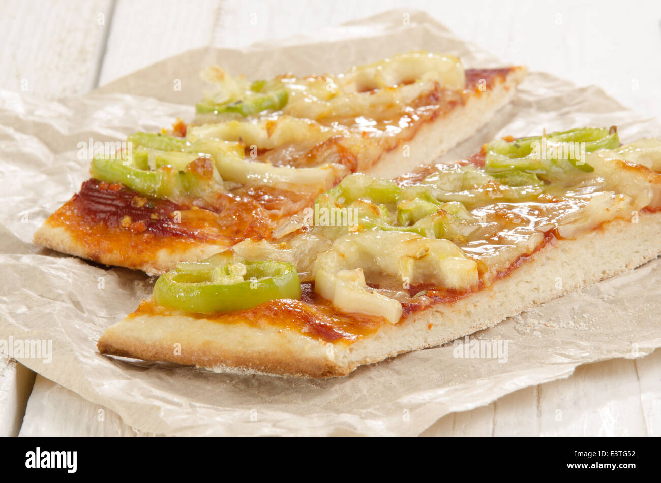 Pane piatto pizza con lievi e paprika piccante su della carta da cucina Foto Stock