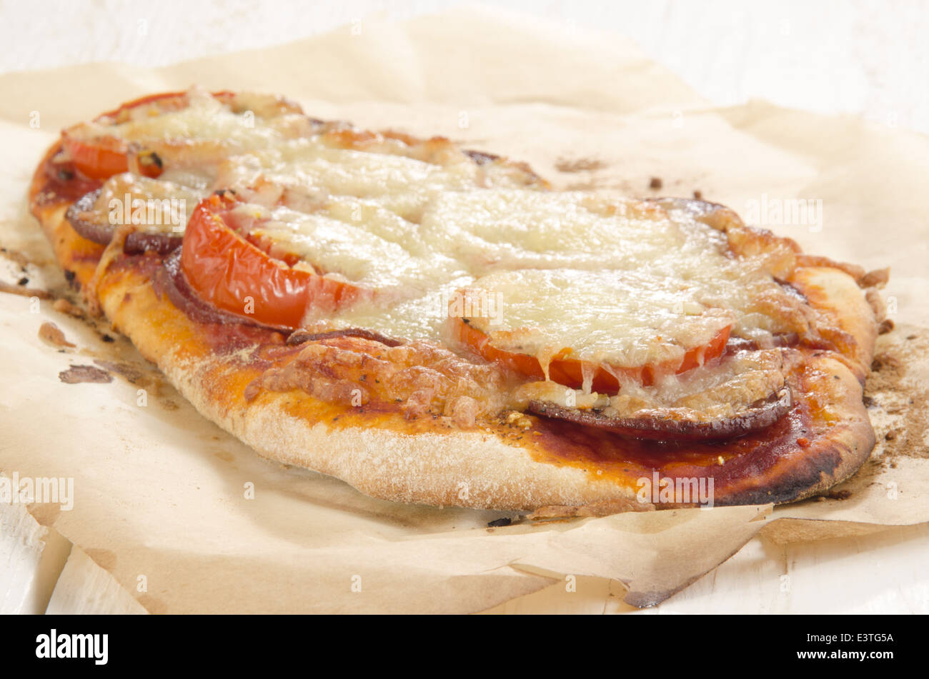 Piatto piccante pane pizza con pomodoro, salame e formaggio Foto Stock