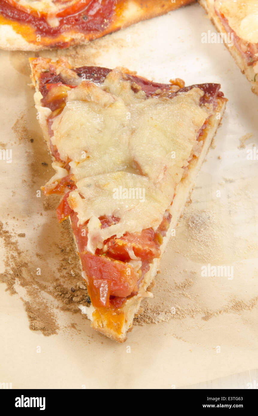 Piatto piccante pane pizza con pomodoro, salame e formaggio Foto Stock
