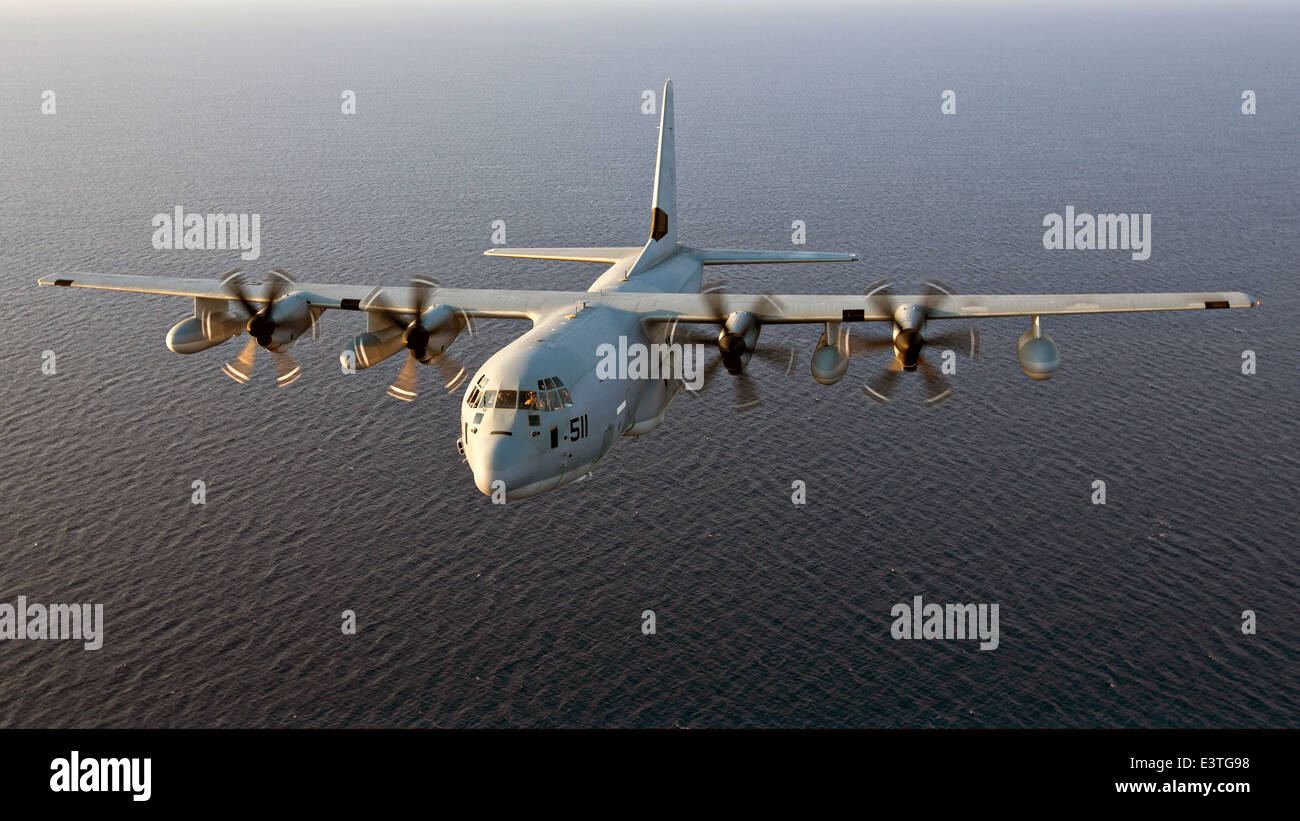 Un US Marine Corps KC-130J Super Hercules il rifornimento aereo vola sopra il mare Mediterraneo Giugno 19, 2014. Foto Stock