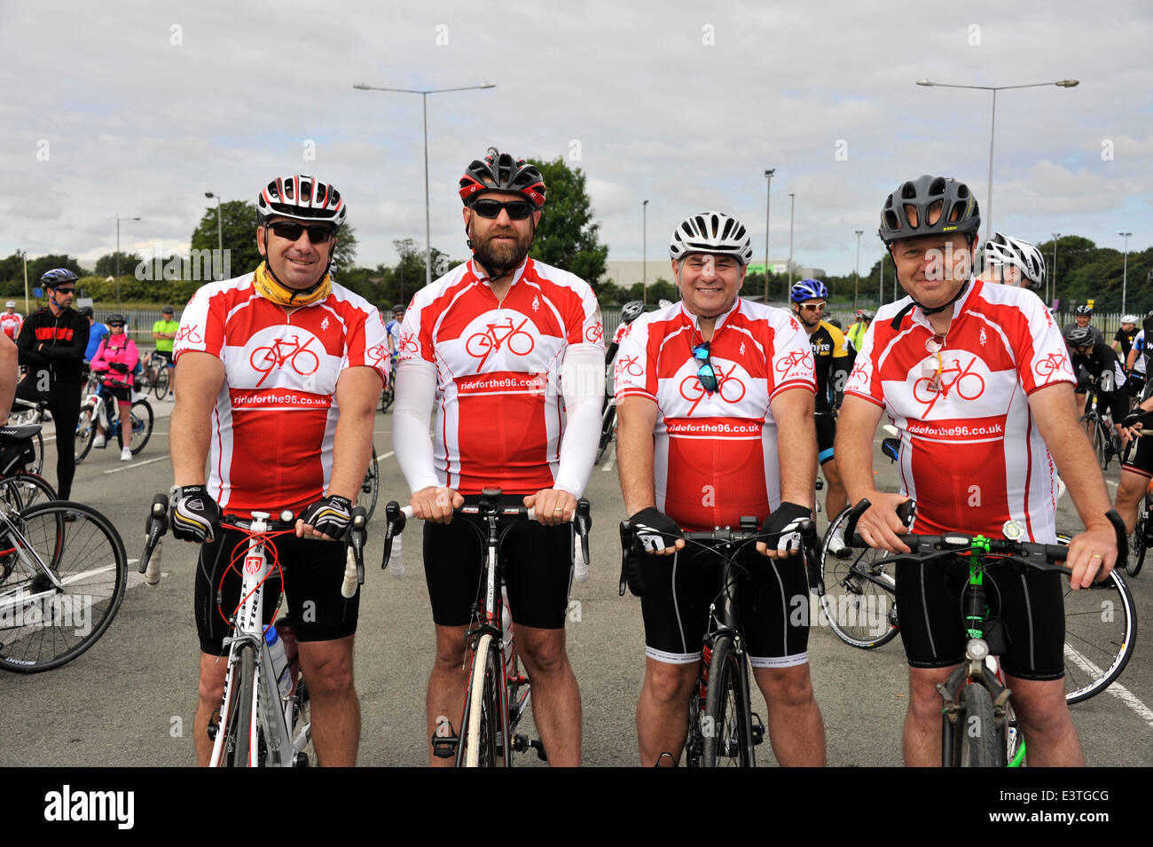 In sella per il 96 - annuale di carità in bicicletta in memoria di coloro che sono morti a Hillsborough Stadium disaster in 1989 Foto Stock