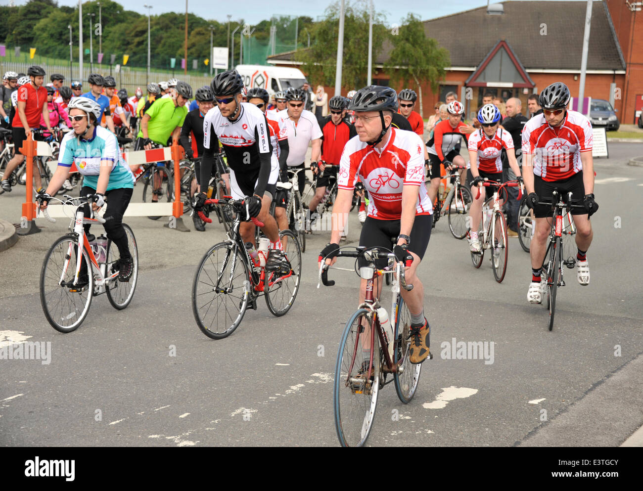 In sella per il 96 - annuale di carità in bicicletta in memoria di coloro che sono morti a Hillsborough Stadium disaster in 1989 Foto Stock