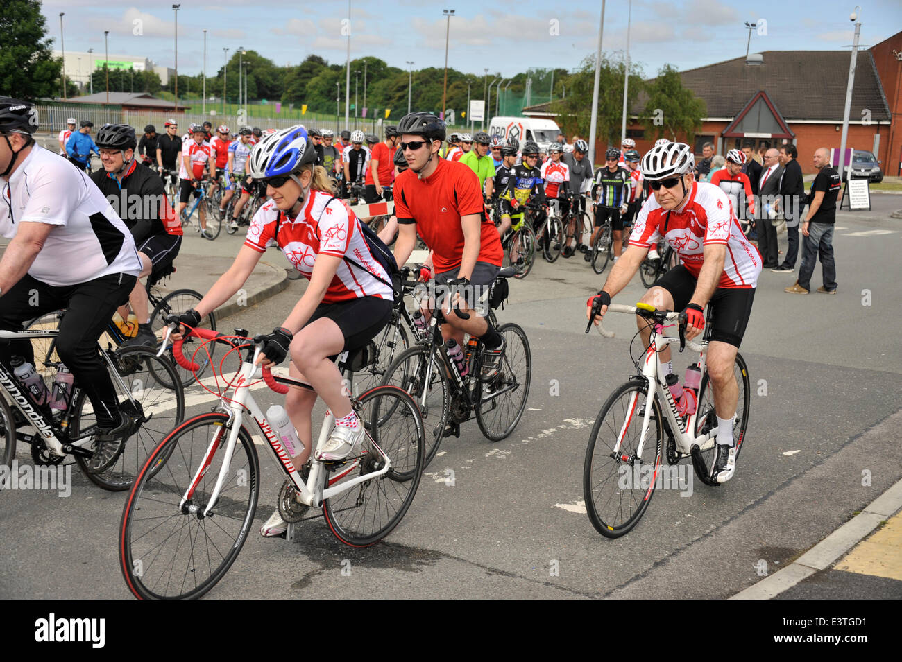 In sella per il 96 - annuale di carità in bicicletta in memoria di coloro che sono morti a Hillsborough Stadium disaster in 1989 Foto Stock