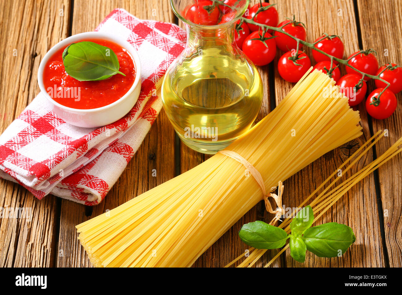 Ancora la vita di spaghetti secchi, il concentrato di pomodoro e olio di oliva Foto Stock