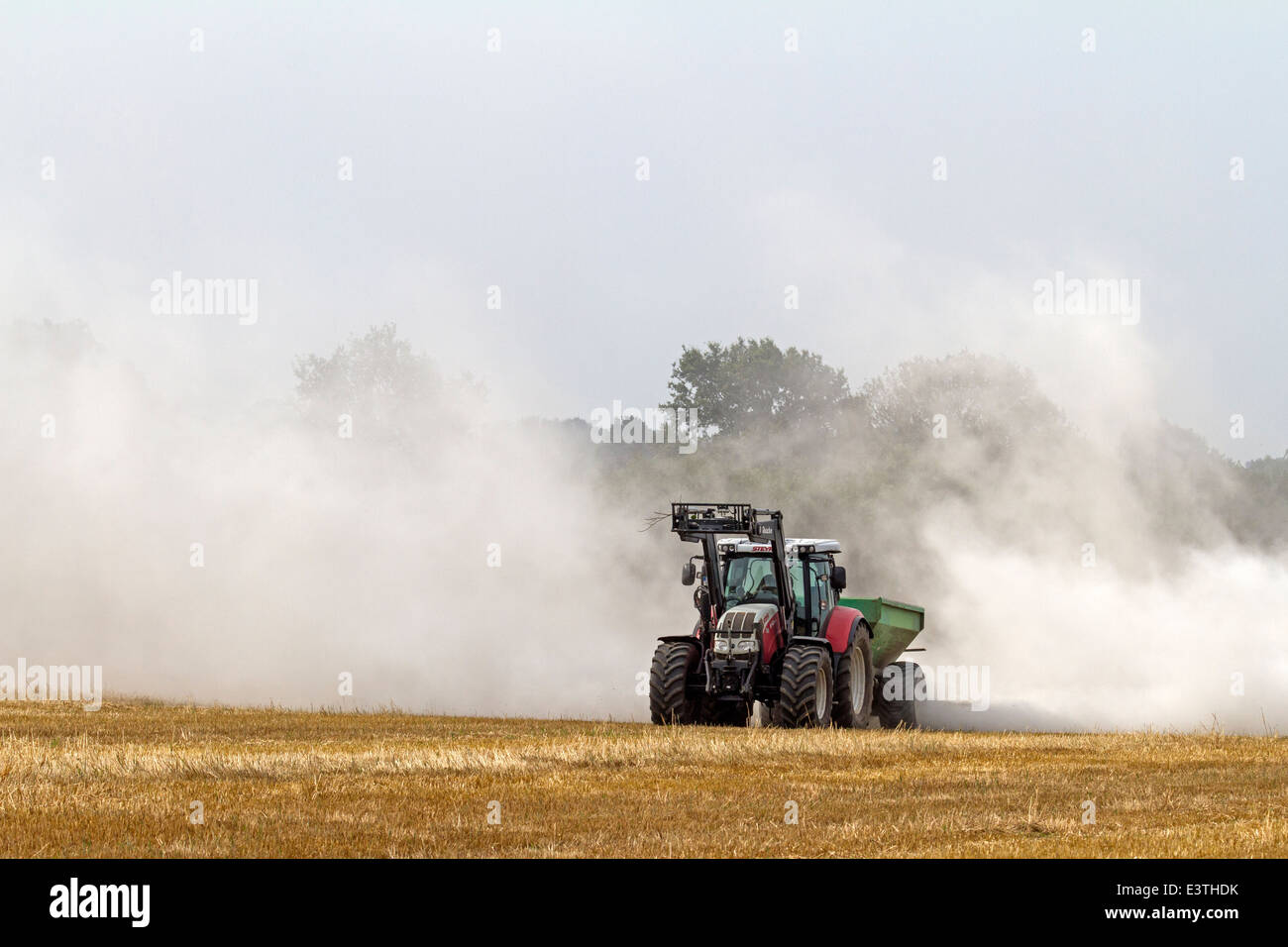 Il trattore liming un campo, Germania, Europa Foto Stock