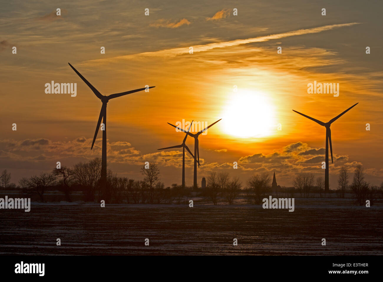 Impianto di energia eolica in sunrise Foto Stock