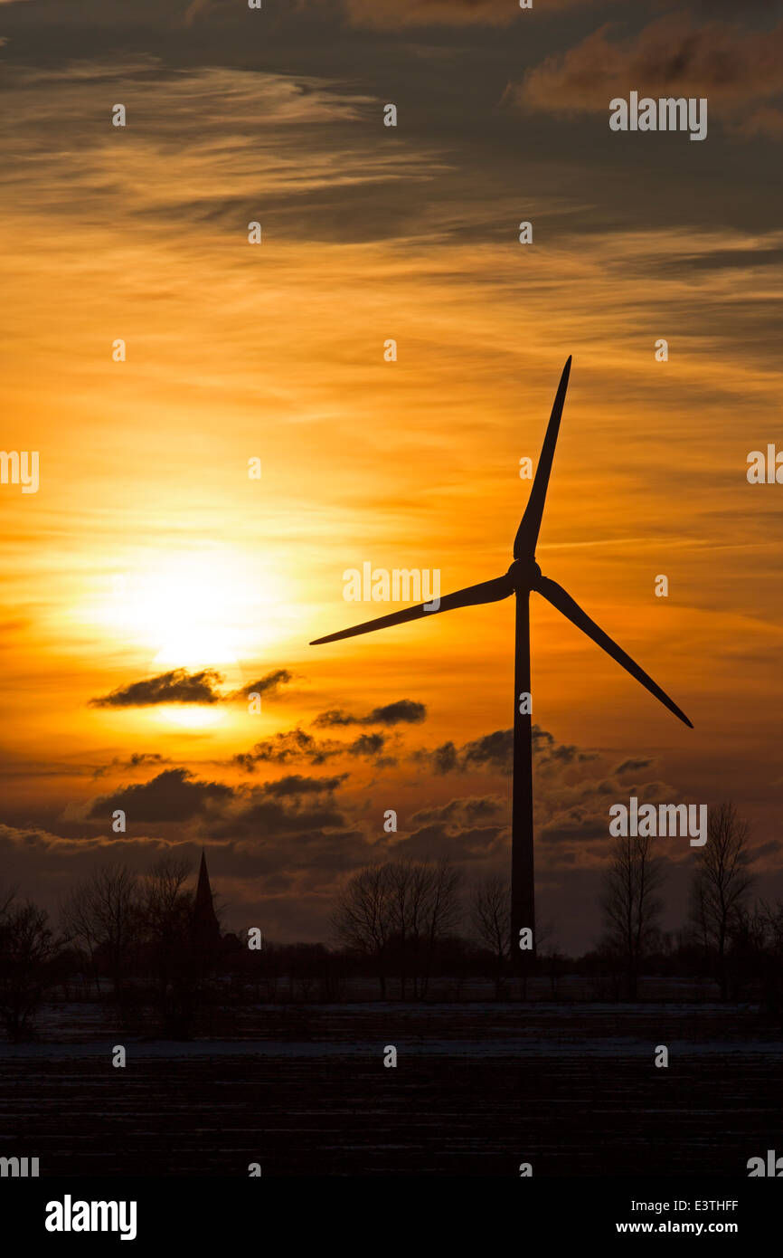 Impianto di energia eolica in sunrise Foto Stock