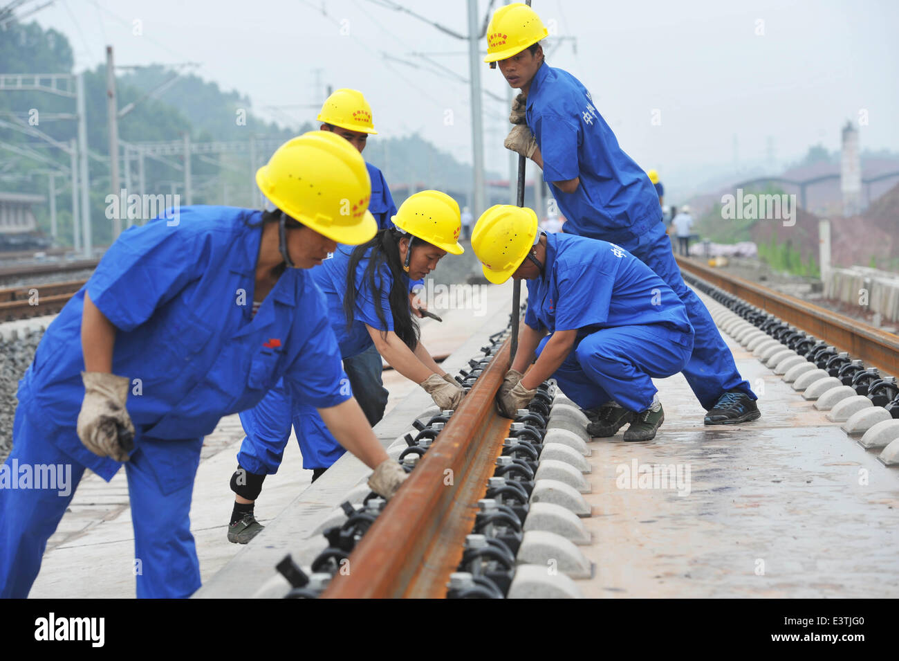 (140629) -- LESHAN, 29 giugno 2014 (Xinhua) -- lavoratori laici tracce presso la sezione di Leshan di Chengdu-Mianyang-Leshan dedicata linea di passeggeri nel sud-ovest della Cina di provincia di Sichuan, 29 giugno 2014. Le principali vie di oltre 310 chilometri di Chengdu-Mianyang-Leshan dedicata linea di passeggeri sono stati tutti prevista domenica. (Xinhua/Cao Ning)(wjq) Foto Stock