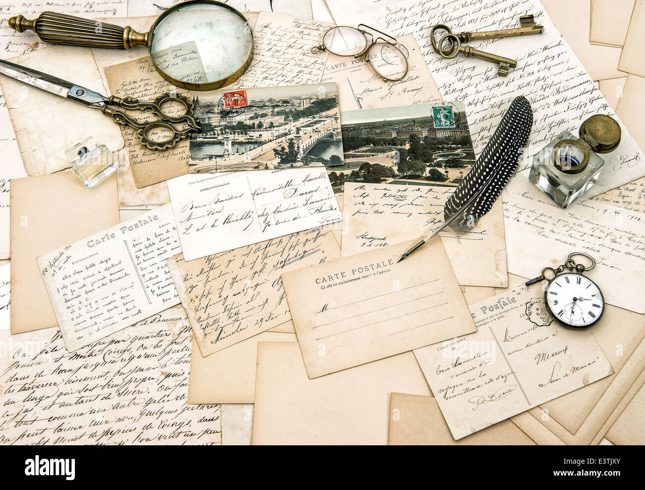 Vecchio francese manoscritta lettere e cartoline, vintage accessori per ufficio. nostalgico sfondo della carta Foto Stock