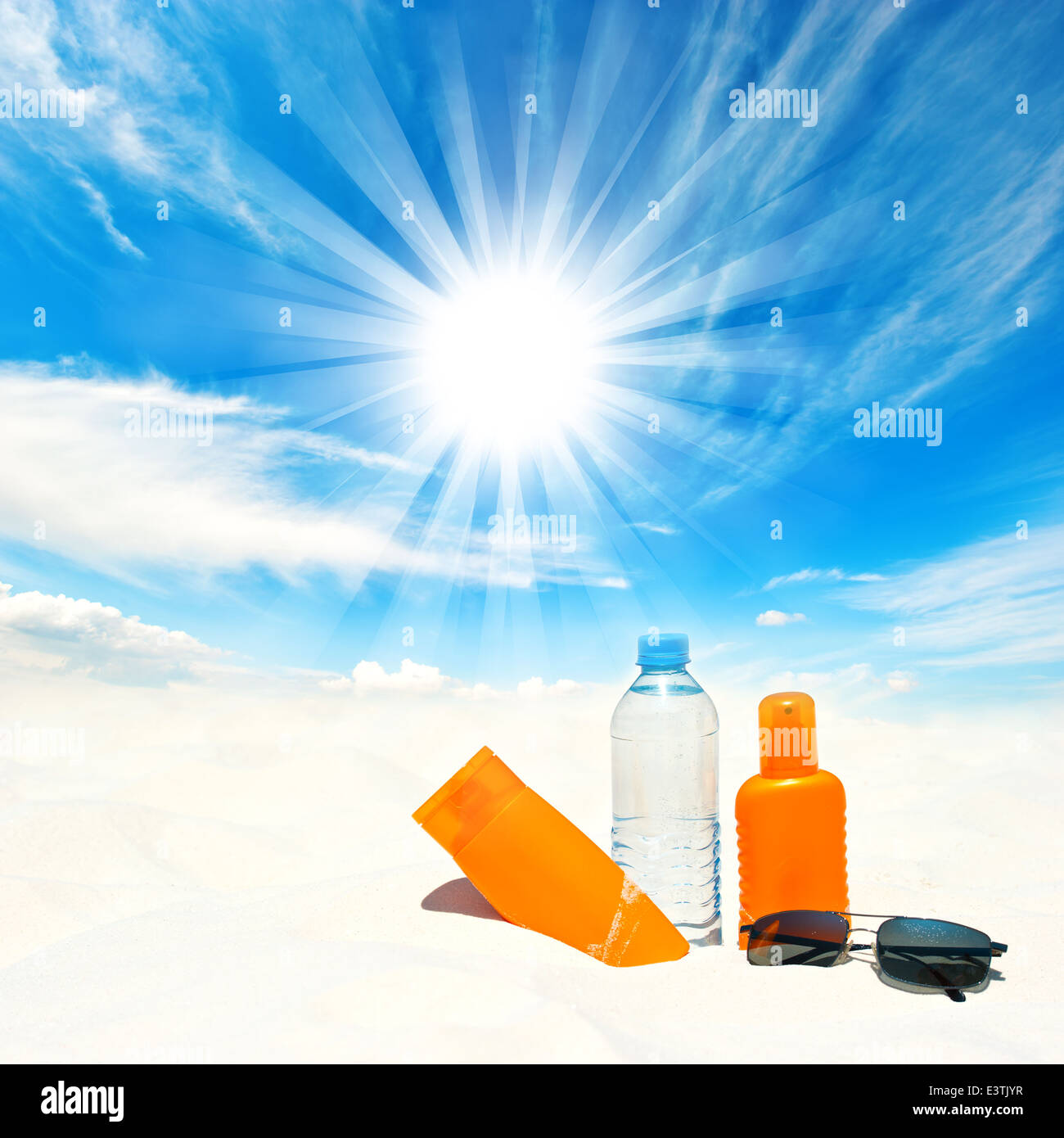 Crema di protezione solare e una bottiglia di acqua sulla soleggiata cielo blu sullo sfondo. Sun il concetto di protezione Foto Stock