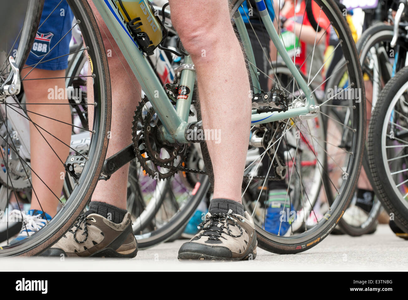 Manchester, Regno Unito. Il 29 giugno 2014. Migliaia di partecipanti prendono parte al grande ciclo di Manchester massiccia partecipazione manifestazione ciclistica che si svolge ogni anno nella città. Il ciclista inizia presso l'Etihad City of Manchester Stadium, casa del Manchester City Football Club Credito: Russell Hart/Alamy Live News. Foto Stock