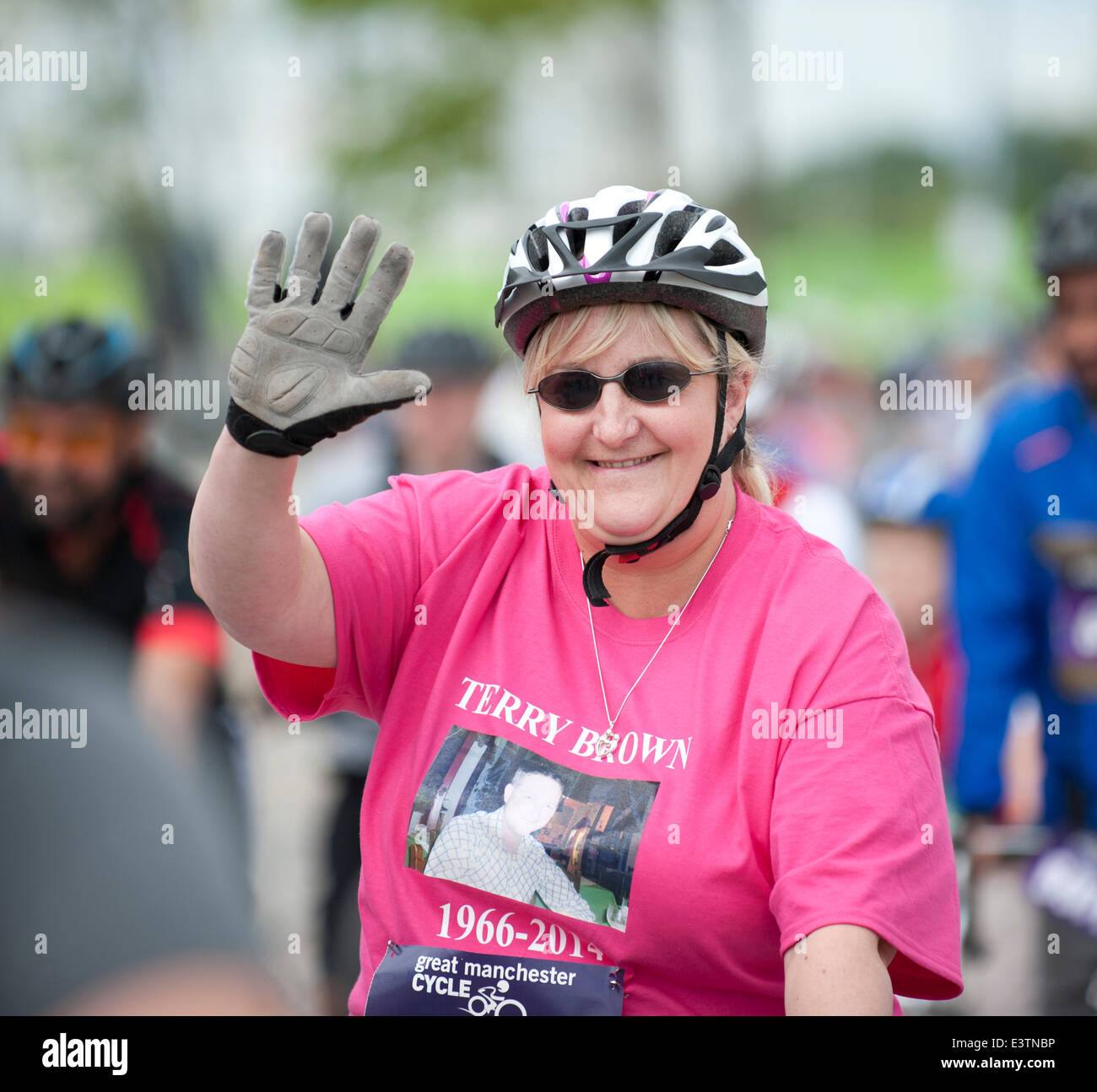 Manchester, Regno Unito. Il 29 giugno 2014. Migliaia di partecipanti prendono parte al grande ciclo di Manchester massiccia partecipazione manifestazione ciclistica che si svolge ogni anno nella città. Il ciclista inizia presso l'Etihad City of Manchester Stadium, casa del Manchester City Football Club Credito: Russell Hart/Alamy Live News. Foto Stock