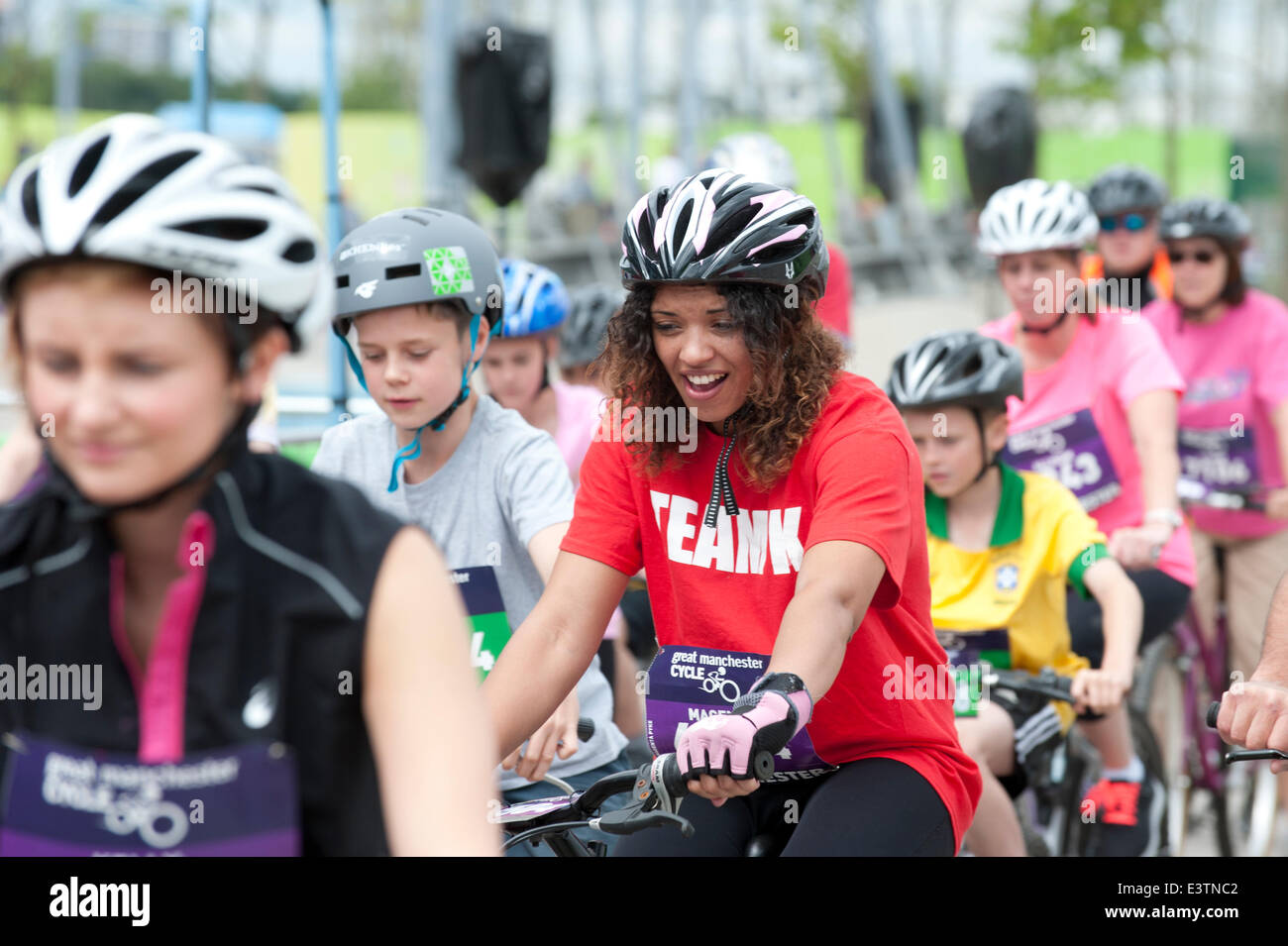 Manchester, Regno Unito. Il 29 giugno 2014. Migliaia di partecipanti prendono parte al grande ciclo di Manchester massiccia partecipazione manifestazione ciclistica che si svolge ogni anno nella città. Il ciclista inizia presso l'Etihad City of Manchester Stadium, casa del Manchester City Football Club Credito: Russell Hart/Alamy Live News. Foto Stock