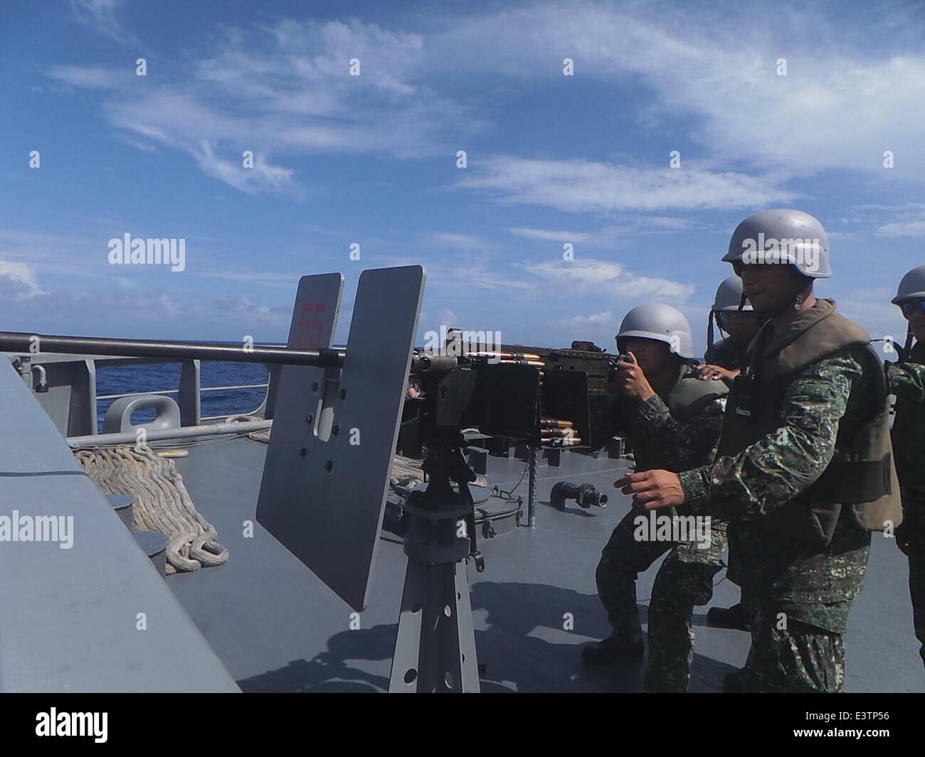 SUBIC, Filippine - 29 Giugno 2014: Più di 1.000 marinai del Navy US e della marina militare filippino sono il quinto giorno condurre esercitazioni navali ed esercizi in mare Luzon dubbed come la cooperazione a galla la prontezza e la formazione (Carati) 2014. Philippine Navy fregate, BRP Gregorio del Pilar (PF15) e BRP Ramon Alcaraz (PF16) esercitano in Luzon Mare con USS John S. McCain, USS Ashland e USNS la salvaguardia del Navy US, lo svolgimento di varie manovre di formazione 39 miglia nautiche a sud-ovest off Subic. Foto Stock