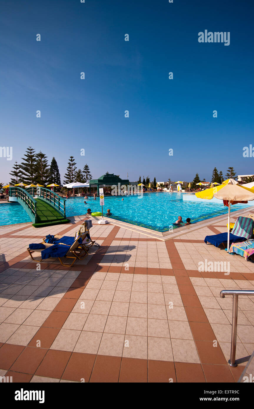 Le persone in vacanza per godersi il sole in e intorno alla piscina dell'Hotel Iberostar Creta Marine Panormo Creta Foto Stock