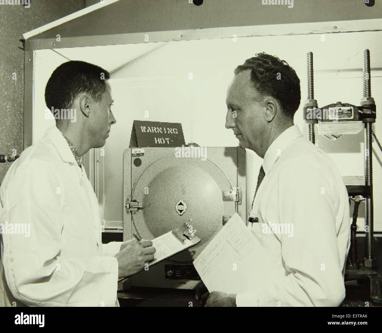 L'Electronic Environmental Lab presso lo stabilimento di aeromobili Consolidated/Convair di San Diego ha svolto un ruolo cruciale nel collaudo e nello sviluppo di apparecchiature aerospaziali. Questa struttura ha sostenuto lo sviluppo di tecnologie aeronautiche all'avanguardia, tra cui componenti per aeromobili militari e civili, contribuendo al successo di numerosi progetti aerospaziali. Foto Stock