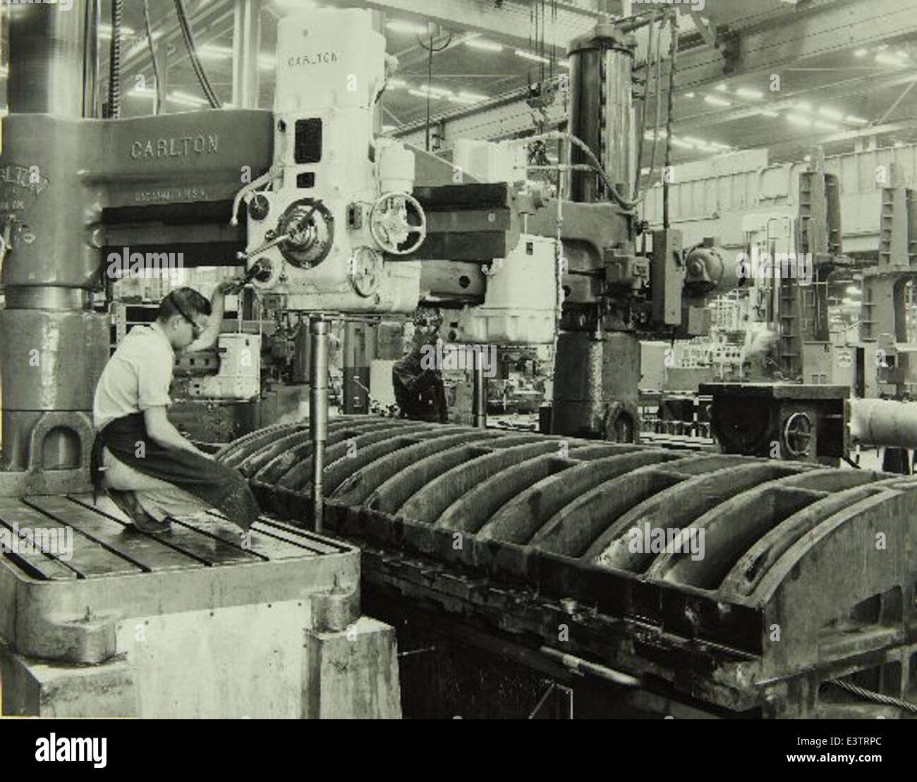 Il dispositivo di carico presso la Consolidated/Convair Aircraft Factory di Fort Worth è stato utilizzato per produrre la struttura a nido d'ape integrata nella progettazione di aeromobili. Queste apparecchiature di produzione avanzate erano fondamentali per la produzione di componenti resistenti e leggeri per aeromobili militari e commerciali. Foto Stock