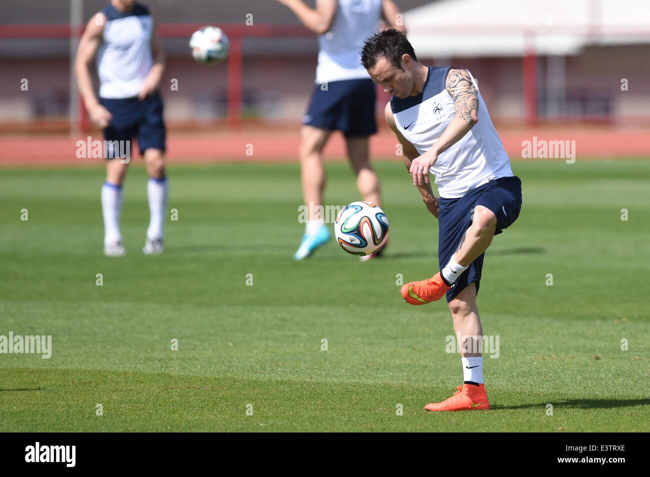 Brasilia, Brasile. Il 29 giugno, 2014. In Francia la National Soccer team player Mathieu Valbuena gioca una palla di una sessione di allenamento presso il Centro de Capacitacao Fisica dos Bombeiros a Brasilia, Brasile, 29 giugno 2014. La Francia dovrà affrontare la Nigeria per la Coppa del Mondo FIFA 2014 round di 16 corrispondono a Brasilia, il 30 giugno 2014. Foto: Marius Becker/dpa/Alamy Live News Foto Stock