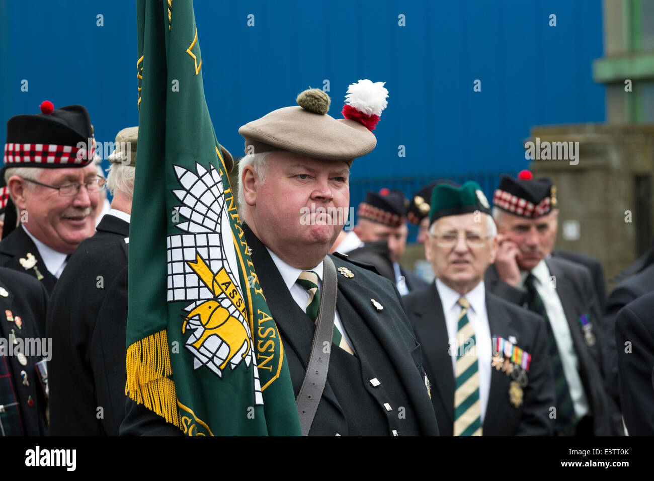 Glasgow, Regno Unito. Il 29 giugno, 2014. Più di 1200 personale di servizio, incluso il passato, i pensionati e i veterani hanno preso parte a Glasgow la parata annuale e la celebrazione delle Forze Armate giorno attraverso il centro della città e infine assemblati in George Square. La sfilata è stato guidato dalla banda dei Royal Marines ed è stato incoraggiato da molti ben wishers lungo il percorso. Credito: Findlay/Alamy Live News Foto Stock