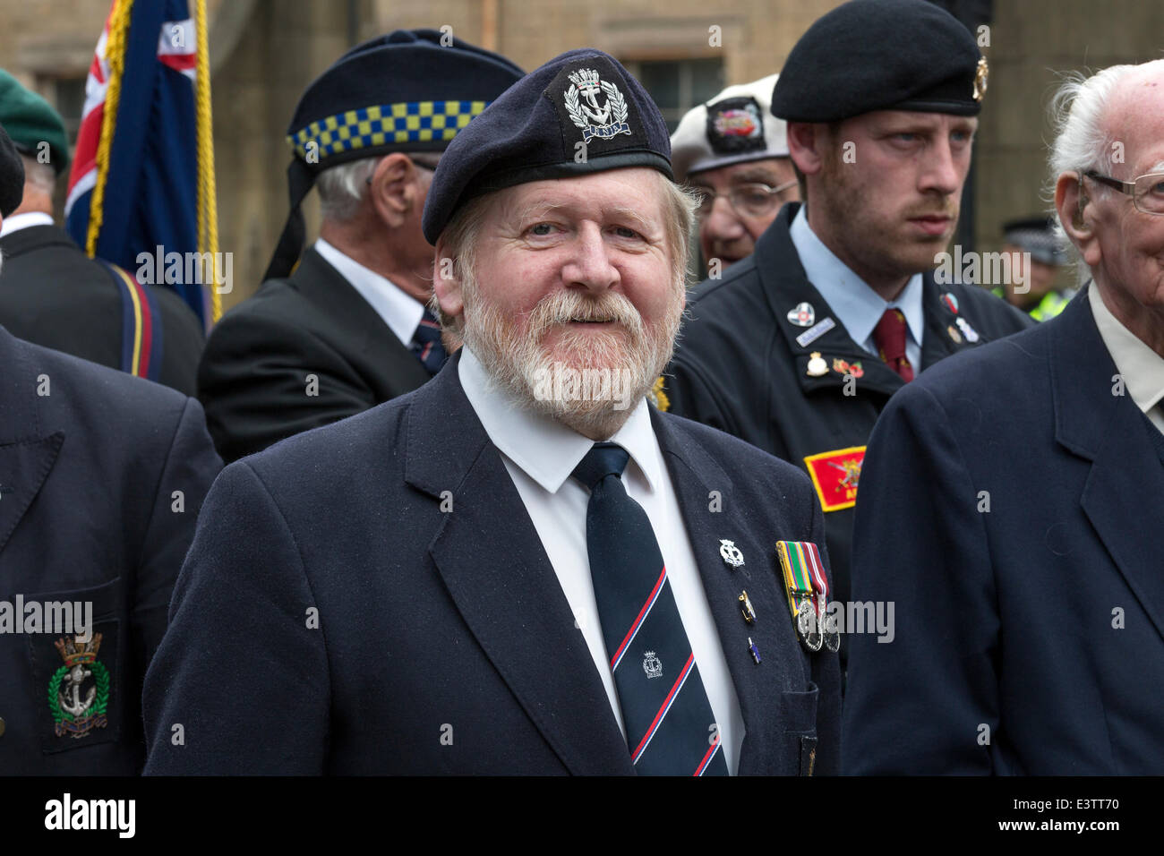 Glasgow, Regno Unito. Il 29 giugno, 2014. Più di 1200 personale di servizio, incluso il passato, i pensionati e i veterani hanno preso parte a Glasgow la parata annuale e la celebrazione delle Forze Armate giorno attraverso il centro della città e infine assemblati in George Square. La sfilata è stato guidato dalla banda dei Royal Marines ed è stato incoraggiato da molti ben wishers lungo il percorso. Credito: Findlay/Alamy Live News Foto Stock