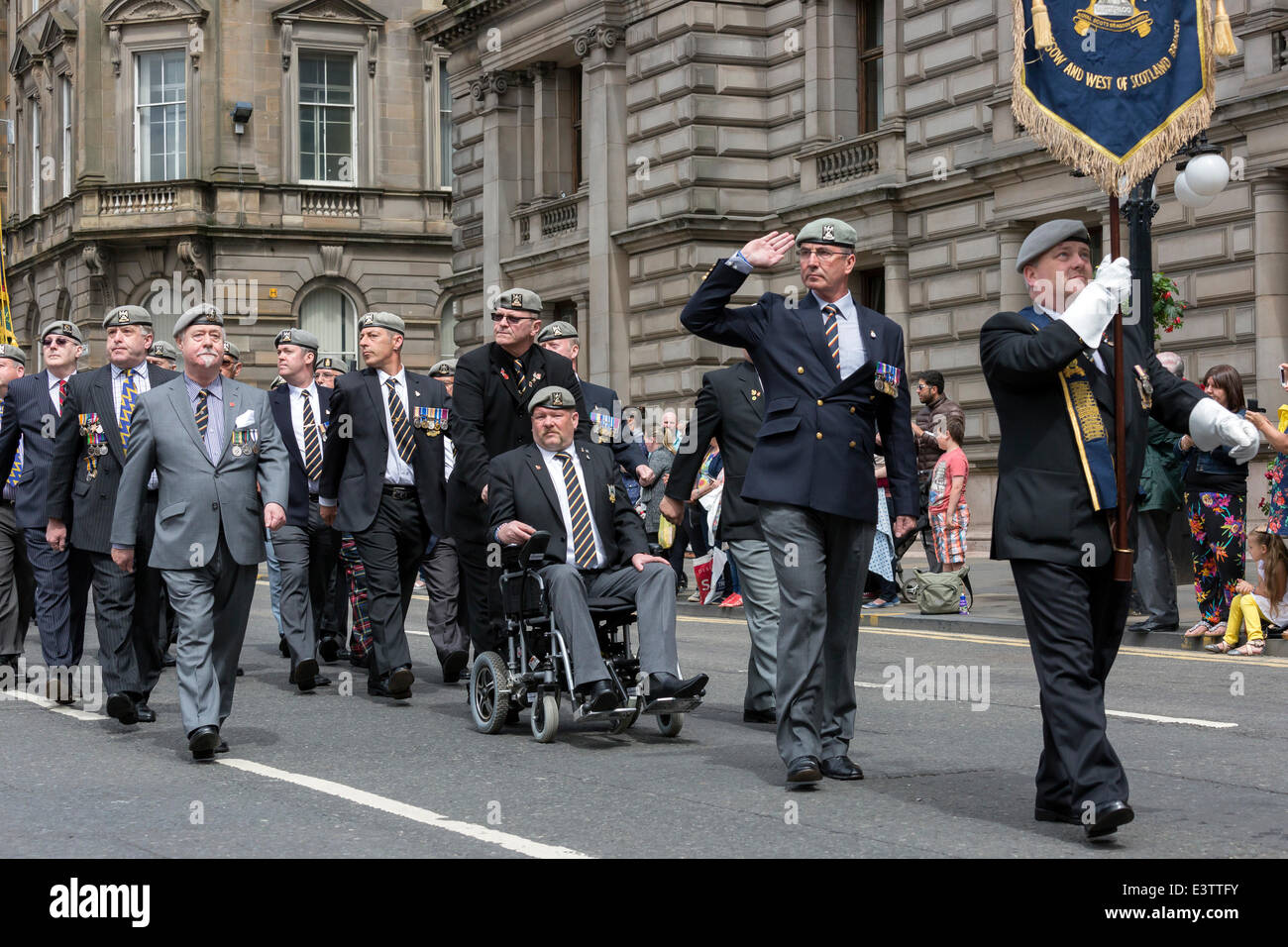 Glasgow, Regno Unito. Il 29 giugno, 2014. Più di 1200 personale di servizio, incluso il passato, i pensionati e i veterani hanno preso parte a Glasgow la parata annuale e la celebrazione delle Forze Armate giorno attraverso il centro della città e infine assemblati in George Square. La sfilata è stato guidato dalla banda dei Royal Marines ed è stato incoraggiato da molti ben wishers lungo il percorso. Credito: Findlay/Alamy Live News Foto Stock