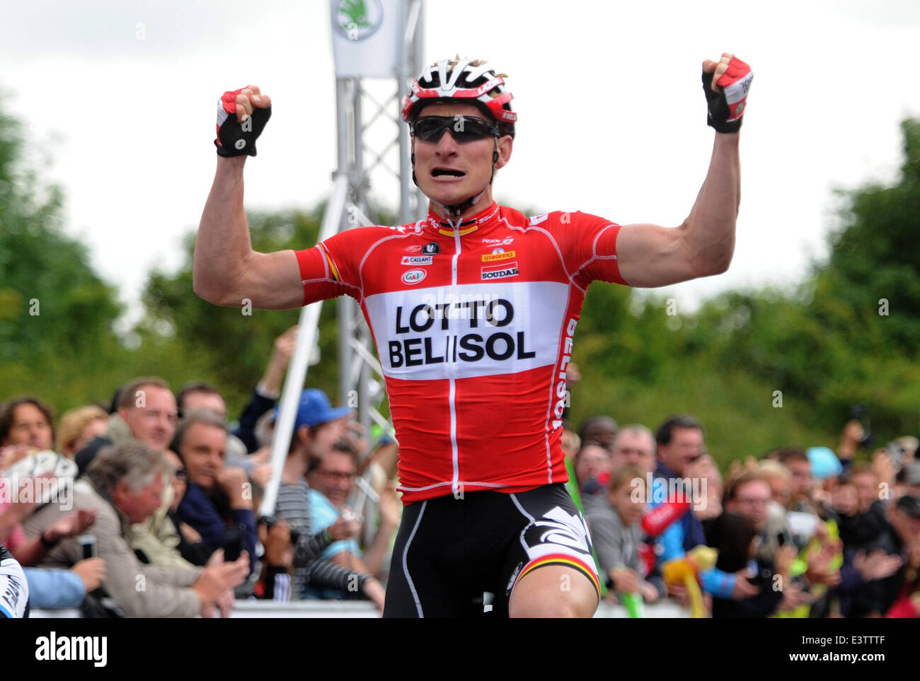 Vincitore André Greipel cheers come egli attraversa la linea di arrivo al 'Deutsche Strassen-Radmeisterschaften' (lit. Il tedesco street cycling championships). Foto: UWE ZUCCHI/dpa Foto Stock
