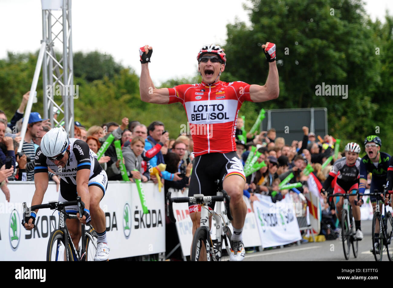 André Greipel (C) vince contro John Degenkolb (L) alla 'Deutsche Strassen-Radmeisterschaften' (lit. Il tedesco street cycling championships). Foto: UWE ZUCCHI/dpa Foto Stock